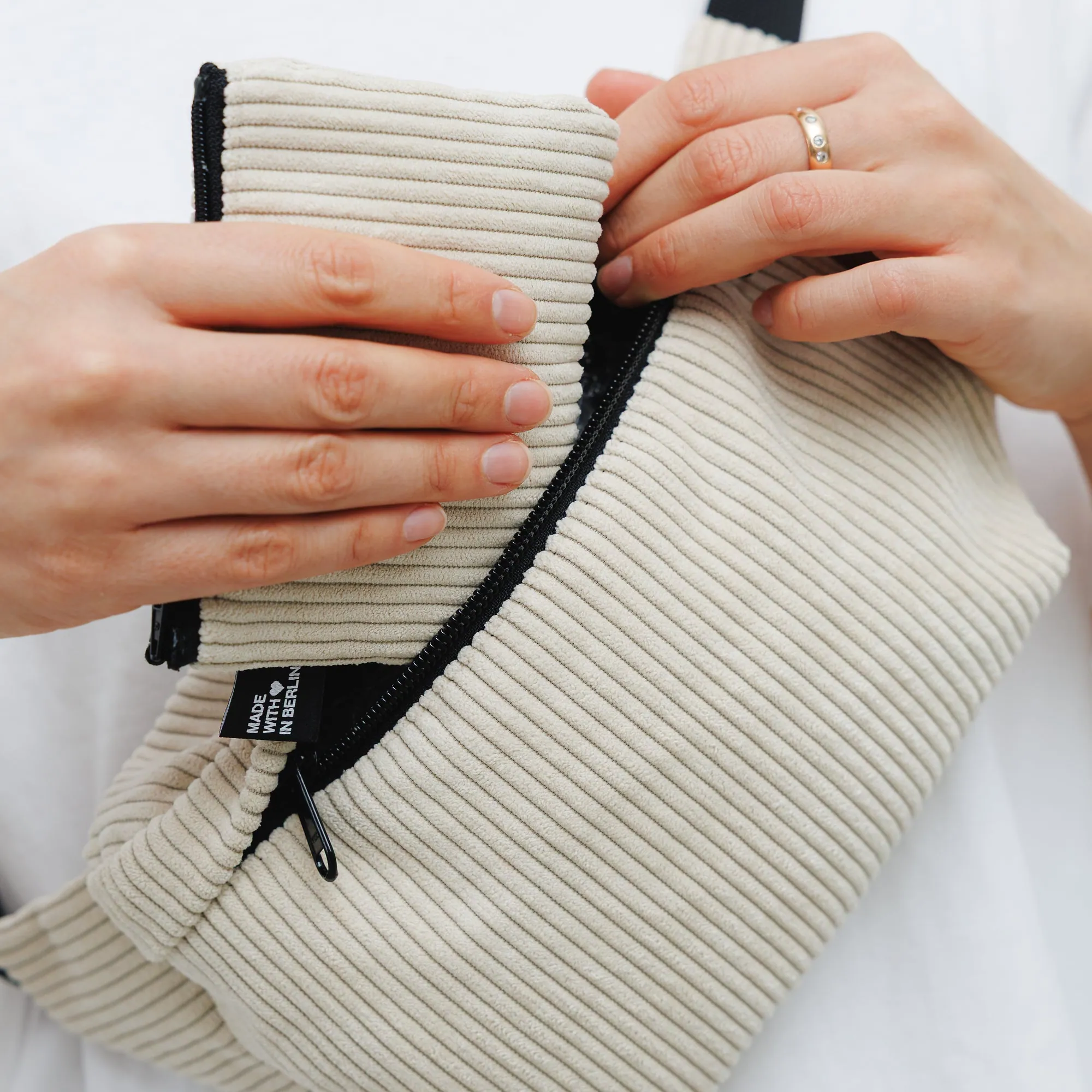 Bauchtasche Medium Eckig Cord - Image 18